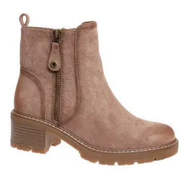 Everlee taupe-brown ankle boot with a side zipper, ring-shaped zipper pull, block heel, and ridged sole